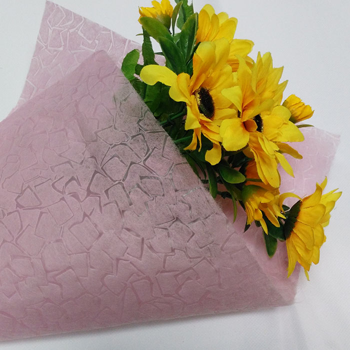 Papel de regalo no tejido para flores.